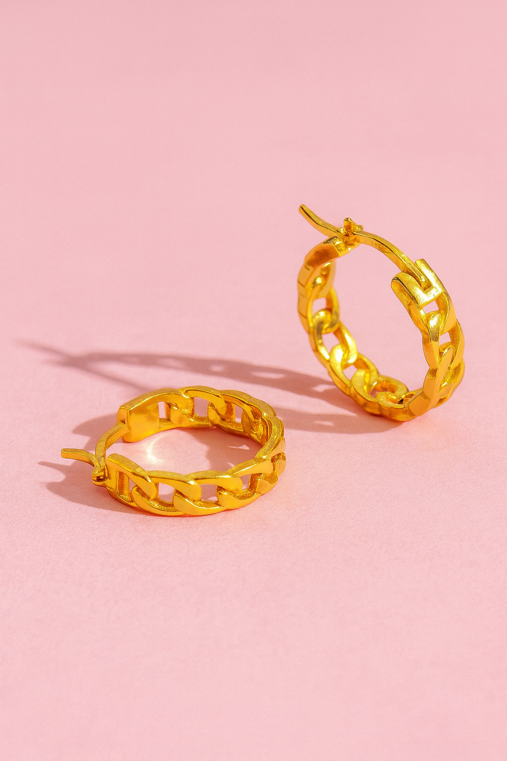 Chain hoop huggies